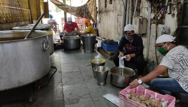 Since March 22, Gurudwara Sachkhand Darbar started cooking meals for those in need. Since March 22, Gurudwara Sachkhand Darbar started cooking meals for those in need.