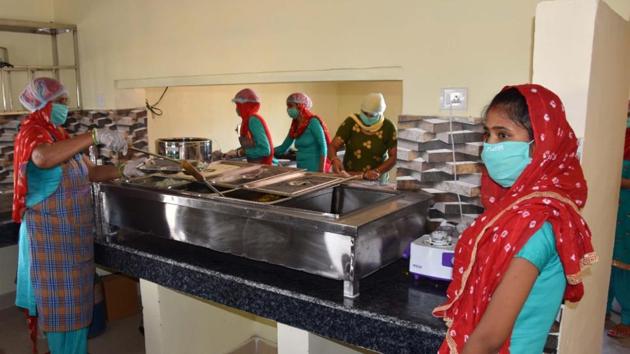 Members of a woman self-help group preparing food at an Atal Kisan-Majdoor Canteen in Rewari on Saturday. (HT PHOTO) Members of a woman self-help group preparing food at an Atal Kisan-Majdoor Canteen in Rewari on Saturday. (HT PHOTO)