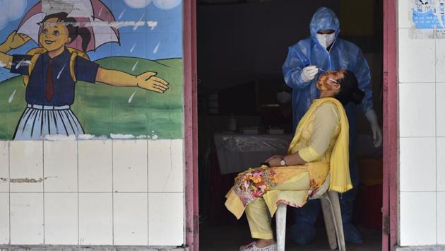 A resident gives nasopharyngeal swab sample for Covid-19 Ag rapid antigen testing, at the SDMC Primary School in Govindpuri, New Delhi on June 24. India registered its worst single-day increase in Covid-19 cases, recording over 20,000 cases of the coronavirus disease to push the country’s tally to 529,485, data complied by covid19india.org and cross-checked by HT showed on June 27. (Sanjeev Verma / HT Phoro)
