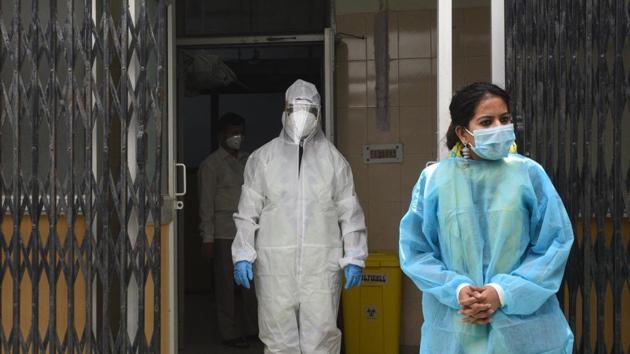 Medics wait for people at a coronavirus rapid antigen testing facility in a health centre in New Delhi. (Arvind Yadav/HT PHOTO) Medics wait for people at a coronavirus rapid antigen testing facility in a health centre in New Delhi. (Arvind Yadav/HT PHOTO)