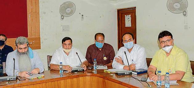 (From left) Cabinet minister Bharat Bushan Ashu, MLA Surinder Dawar, mayor Balkar Sandhu, DC Varinder Sharma and MC commissioner Pardeep Sabharwal reviewing the NHAI projects during a meeting at the Circuit House in Ludhiana on Saturday.(Harsimar Pal Singh/HT) (From left) Cabinet minister Bharat Bushan Ashu, MLA Surinder Dawar, mayor Balkar Sandhu, DC Varinder Sharma and MC commissioner Pardeep Sabharwal reviewing the NHAI projects during a meeting at the Circuit House in Ludhiana on Saturday.(Harsimar Pal Singh/HT)