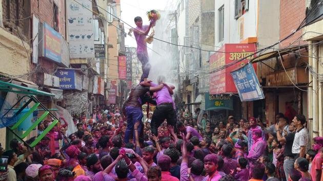 During Dahi Handi, politicians sponsor t-shirts, refreshments, cash prizes and even arrange for trucks to transport revellers.(HT Photo) During Dahi Handi, politicians sponsor t-shirts, refreshments, cash prizes and even arrange for trucks to transport revellers.(HT Photo)