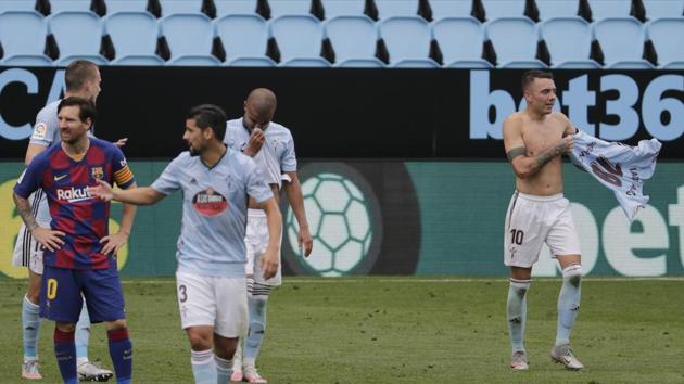 Celta Vigo's Iago Aspas, right, celebrates after scoring his side's second goal during a Spanish La Liga soccer match between RC Celta and Barcelona at the Balaidos stadium.(AP)