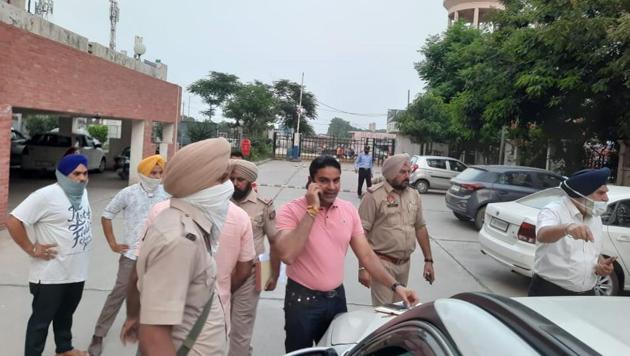 Police carrying out investigations at the crime spot in the Jal Vayu Vihar housing society in Kharar on Saturday. (HT Photo) Police carrying out investigations at the crime spot in the Jal Vayu Vihar housing society in Kharar on Saturday. (HT Photo)