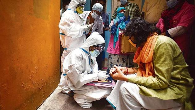 Medical professionals during a serological survey in the city on Saturday. (Sanchit Khanna/HT photo) Medical professionals during a serological survey in the city on Saturday. (Sanchit Khanna/HT photo)
