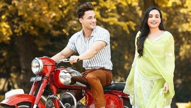 Asim Riaz, Barbie Mann in Teri Galli music video.