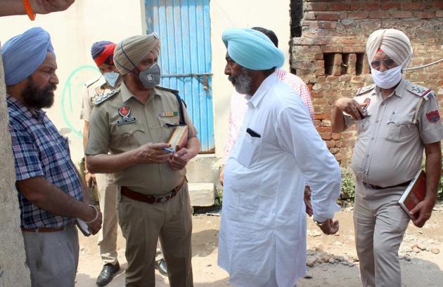 Police investigating the murder at Badhmajra village in Mohali on Sunday.(Gurminder Singh/HT)