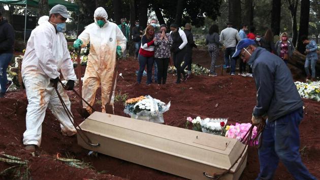 Relatives react as gravediggers bury the coffin of a person suspected to have died from the coronavirus disease at Vila Formosa cemetery, in Sao Paulo, Brazil. (REUTERS) Relatives react as gravediggers bury the coffin of a person suspected to have died from the coronavirus disease at Vila Formosa cemetery, in Sao Paulo, Brazil. (REUTERS)