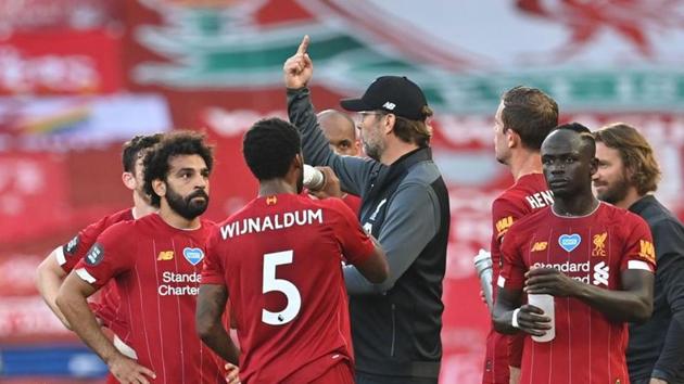 Soccer Football - Premier League - Liverpool v Crystal Palace - Anfield, Liverpool, Britain - June 24, 2020 Liverpool manager Juergen Klopp speaks with Liverpool's Mohamed Salah, Georginio Wijnaldum and Sadio Mane during a drinks break as play resumes behind closed doors following the outbreak of the coronavirus disease (COVID-19) Paul Ellis/Pool via REUTERS(REUTERS)