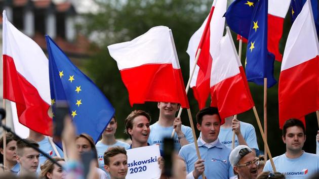 Polling stations open at 7.00 a.m. (0500 GMT) and close at 9.00 p.m., when exit polls will be published. (Bloomberg Photo) Polling stations open at 7.00 a.m. (0500 GMT) and close at 9.00 p.m., when exit polls will be published. (Bloomberg Photo)