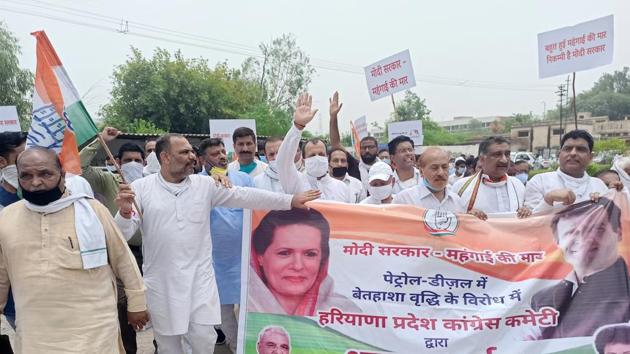 Congress workers protesting against rising prices of fuel and diesel in Ambala.(HT Photo) Congress workers protesting against rising prices of fuel and diesel in Ambala.(HT Photo)
