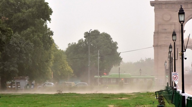 Dust storm stirred up because of high wind at India Gate after hot and humid day in New Delhi on Monday. (Photo by Mohd Zakir/ Hindustan Times) Dust storm stirred up because of high wind at India Gate after hot and humid day in New Delhi on Monday. (Photo by Mohd Zakir/ Hindustan Times)