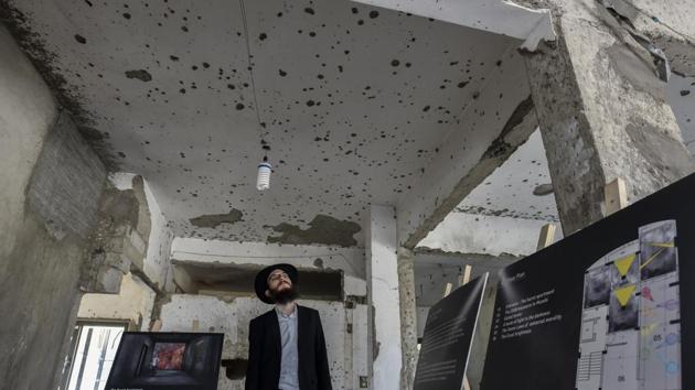 Chabad Rabbi Israel Kozlovsky takes a look at Nariman House at Colaba in Mumbai that was targeted by terrorists during the 26/11 Mumbi terror strike(Kunal Patil/HT Photo) Chabad Rabbi Israel Kozlovsky takes a look at Nariman House at Colaba in Mumbai that was targeted by terrorists during the 26/11 Mumbi terror strike(Kunal Patil/HT Photo)