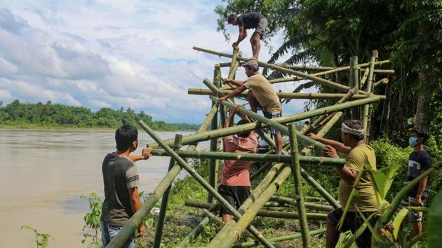 Villagers erect a bamboo structure (bamboo porcupines) on the bank of Dihing River to check erosion at Naharkatia under Dibrugarh district of Assam.(PTI/ Representative image)