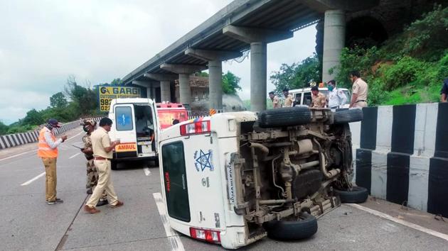 Policeman Sustains Minor Injuries After Vehicle In Sharad Pawar S Convoy Overturns Hindustan Times