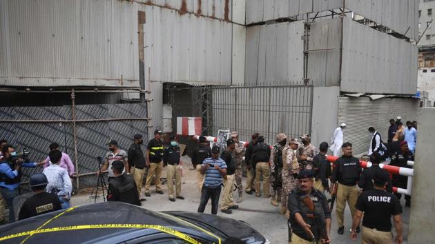 Security personnel guard the main entrance of the Pakistan Stock Exchange building in Karachi on June 29, 2020. - Gunmen attacked the Pakistan Stock Exchange in Karachi on June 29, with four of the assailants killed, police said(AFP)