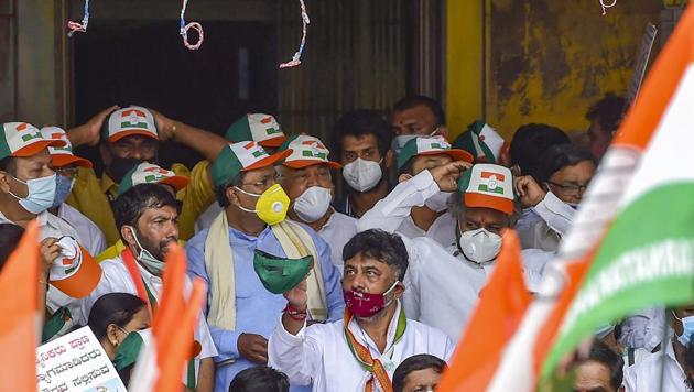 KPCC President D K Shivakumar, former CM Siddaramaiah, and other leaders stage a protest against rise in fuel price.(PTI) KPCC President D K Shivakumar, former CM Siddaramaiah, and other leaders stage a protest against rise in fuel price.(PTI)