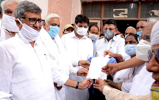 Rajya Sabha member Deepender Hooda also submitted memorandums addressed to Prime Minister Narendra Modi to the deputy commissioners of Rohtak, Sonepat and Jhajjar.(Manoj Dhaka/HT) Rajya Sabha member Deepender Hooda also submitted memorandums addressed to Prime Minister Narendra Modi to the deputy commissioners of Rohtak, Sonepat and Jhajjar.(Manoj Dhaka/HT)