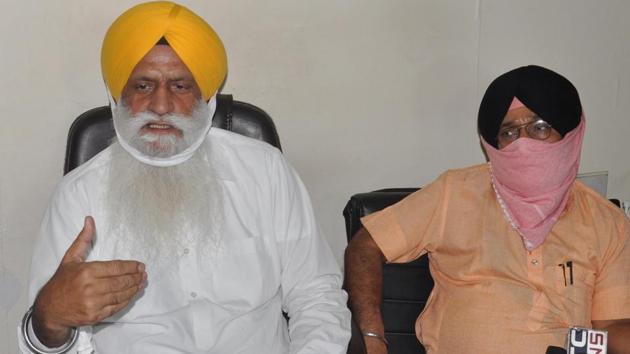 Shiromani Gurdwara Parbandhak Committee (SGPC) senior vice-president Rajinder Singh Mehta (L) along with other SGPC officials addresses the media during a press conference at SGPC office, in Teja Singh Samundri Hall, Golden Temple complex, Amritsar, Punjab. The SGPC has termed the accusations as “misleading” and “condemnable”(HT Photo) Shiromani Gurdwara Parbandhak Committee (SGPC) senior vice-president Rajinder Singh Mehta (L) along with other SGPC officials addresses the media during a press conference at SGPC office, in Teja Singh Samundri Hall, Golden Temple complex, Amritsar, Punjab. The SGPC has termed the accusations as “misleading” and “condemnable”(HT Photo)
