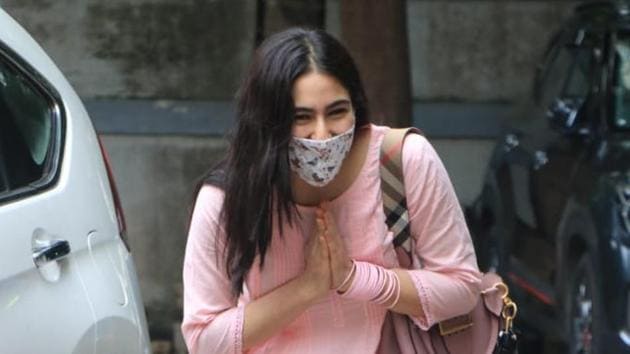 Sara Ali Khan greets the paparazzi with a namaste.(Varinder Chawla)