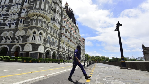 Mumbai police personnel petrol outside Taj Hotel in Mumbai. Ht photo by Anshuman poyrekar.