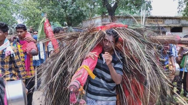 Tendu leaf collectors demand cash payments.(HT Photos) Tendu leaf collectors demand cash payments.(HT Photos)