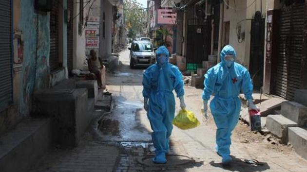 Health workers in PPE coveralls arrive to collect samples for coronavirus testing in Gurugram.(Yogendra Kumar/HT PHOTO) Health workers in PPE coveralls arrive to collect samples for coronavirus testing in Gurugram.(Yogendra Kumar/HT PHOTO)