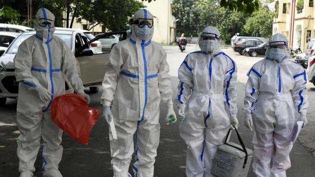 A team of health workers in PPE arrive to collect swab samples for Covid-19 test, Gomti Nagar in Lucknow,. (Dheeraj Dhawan/HT PHOTO) A team of health workers in PPE arrive to collect swab samples for Covid-19 test, Gomti Nagar in Lucknow,. (Dheeraj Dhawan/HT PHOTO)