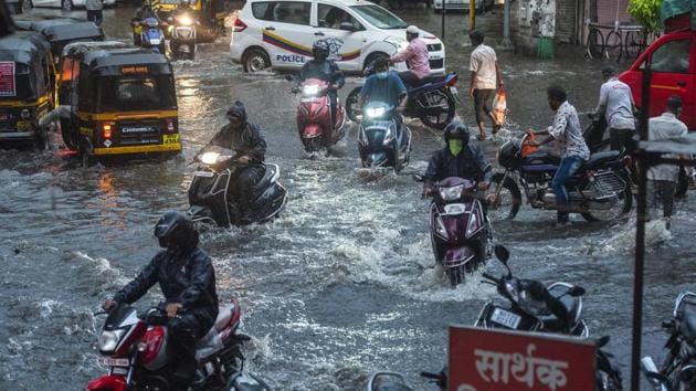 Commuters wade through a waterlogged area at Narpatgiri chowk, Mangalwar peth in Pune, India, on Monday, June 29, 2020. (Pratham Gokhale/HT Photo) Commuters wade through a waterlogged area at Narpatgiri chowk, Mangalwar peth in Pune, India, on Monday, June 29, 2020. (Pratham Gokhale/HT Photo)
