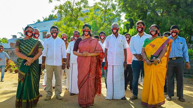 DMK MP Kanimozhi and other party workers wear masks with a message, in solidarity with Tuticorin custodial victims, in Tuticorin district.(PTI) DMK MP Kanimozhi and other party workers wear masks with a message, in solidarity with Tuticorin custodial victims, in Tuticorin district.(PTI)