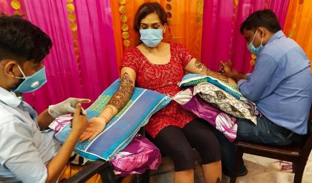 Mehendi artist Raju’s team equipped with gloves, masks at work Mehendi artist Raju’s team equipped with gloves, masks at work