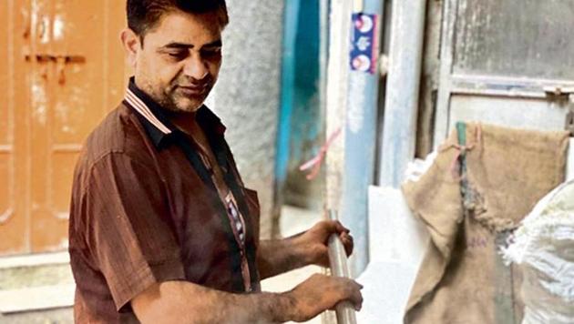 Karim’s complex is tucked at the front of Gali Kebabian street, thus named because it was traditionally home to kebab makers. (HT Photo) Karim’s complex is tucked at the front of Gali Kebabian street, thus named because it was traditionally home to kebab makers. (HT Photo)
