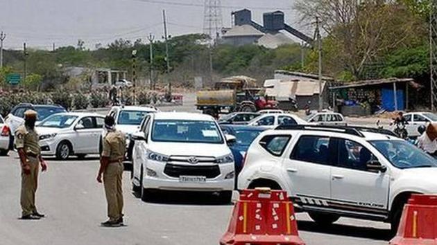 Thousands of vehicles got stranded at toll gates on the Hyderabad-Vijayawada national highway and at inter-state borders at Garikapadu. (HT photo)