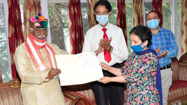 Himachal Pradesh governor Bandaru Dattatreya (L) honours a doctor during the event in Shimla on Wednesday. (HT Photo) Himachal Pradesh governor Bandaru Dattatreya (L) honours a doctor during the event in Shimla on Wednesday. (HT Photo)