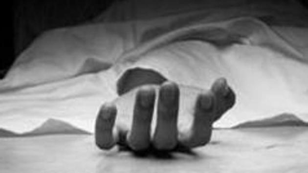However, in violation of state guidelines and due to the fact that the neither the Pune Municipal Corporation (PMC) nor the police were able to trace any next of kin, it has taken 72 hours for a Covid-positive victim to be cremated. (HT REPRESENTATIVE PHOTO) However, in violation of state guidelines and due to the fact that the neither the Pune Municipal Corporation (PMC) nor the police were able to trace any next of kin, it has taken 72 hours for a Covid-positive victim to be cremated. (HT REPRESENTATIVE PHOTO)