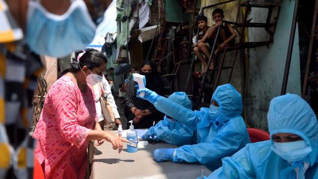 Health care staff screen residents in Mumbai’s Mankhurd slum on June 30. In another significant step, the Union government has relaxed the night curfew which prohibits non-essential travel by an hour. The ban on such movement is now between 10pm and 5am instead of the 9pm starting time last month. (Satish Bate / HT Photo)
