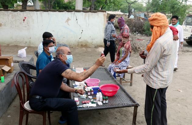 Dr Vitull K Gupta, in Punjab, distributes medicines in a slum area, during the lockdown. Doctor’s across the country have been doing their bit to support the economically backward during the pandemic. (Photo: Sanjeev Kumars/HT) Dr Vitull K Gupta, in Punjab, distributes medicines in a slum area, during the lockdown. Doctor’s across the country have been doing their bit to support the economically backward during the pandemic. (Photo: Sanjeev Kumars/HT)