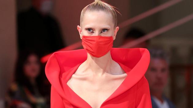 A model wears a face mask as she presents creations of the 2021 summer collection by designer Anja Gockel at Adlon Hotel, following the coronavirus disease (COVID-19) outbreak in Berlin, Germany, June 30, 2020. (REUTERS) A model wears a face mask as she presents creations of the 2021 summer collection by designer Anja Gockel at Adlon Hotel, following the coronavirus disease (COVID-19) outbreak in Berlin, Germany, June 30, 2020. (REUTERS)