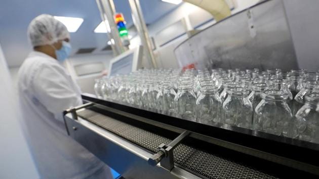 A lab technician works on investigational coronavirus disease (COVID-19) treatment drug. (Reuters file photo) A lab technician works on investigational coronavirus disease (COVID-19) treatment drug. (Reuters file photo)