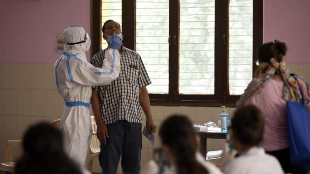 Gurugram, on Tuesday,also collected 1,704 new samples for testing, significantly more than the 931 samples collected on Monday. (Parveen Kumar/HT Photo) Gurugram, on Tuesday,also collected 1,704 new samples for testing, significantly more than the 931 samples collected on Monday. (Parveen Kumar/HT Photo)