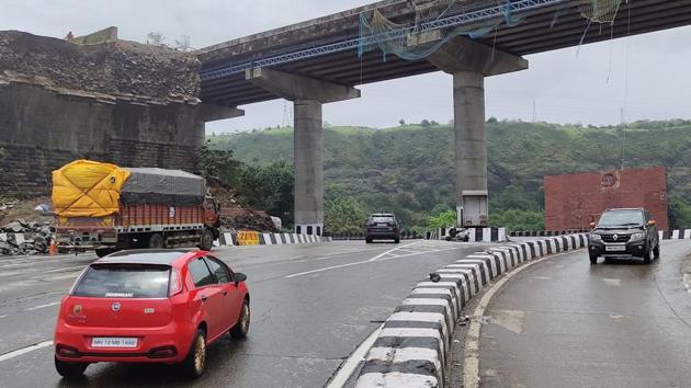 Street lights will be installed along the entire ghat section of the expressway for better visibility in the region.(HT Photo) Street lights will be installed along the entire ghat section of the expressway for better visibility in the region.(HT Photo)