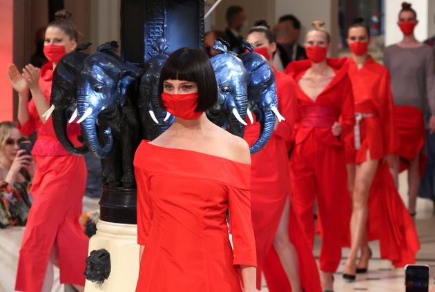 Models wear face masks as they present creations of the 2021 summer collection by designer Anja Gockel at Adlon Hotel, following the coronavirus (COVID-19) disease outbreak in Berlin, Germany, June 30, 2020. (REUTERS) Models wear face masks as they present creations of the 2021 summer collection by designer Anja Gockel at Adlon Hotel, following the coronavirus (COVID-19) disease outbreak in Berlin, Germany, June 30, 2020. (REUTERS)