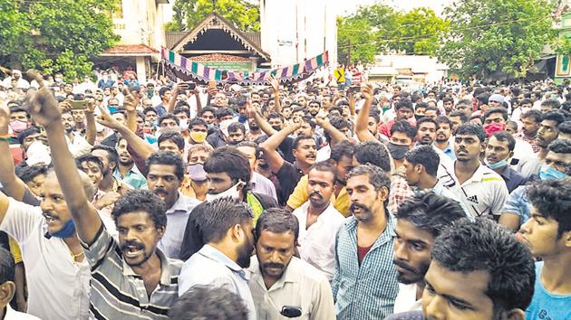 Locals in Tuticorin stage a protest against the custodial deaths Jayaraj and his son Bennicks.(PTI) Locals in Tuticorin stage a protest against the custodial deaths Jayaraj and his son Bennicks.(PTI)