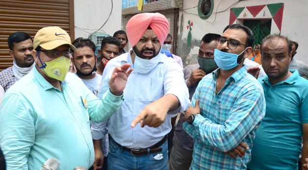 Residents of Hargobind Nagar protesting against the MC in Ludhiana on Wednesday. (GURPREET SINGH/HT) Residents of Hargobind Nagar protesting against the MC in Ludhiana on Wednesday. (GURPREET SINGH/HT)