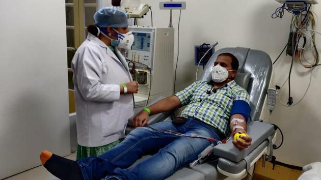 HT Photo (Nitish Sonawane donate plasma at Nanavati Hospital.) HT Photo (Nitish Sonawane donate plasma at Nanavati Hospital.)