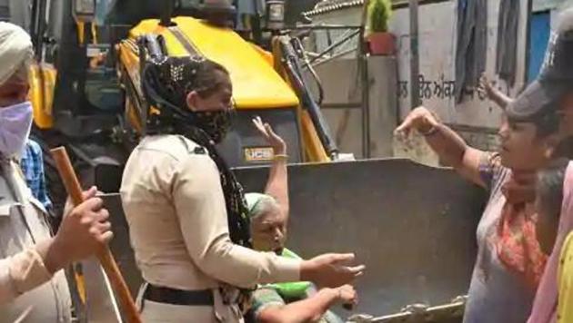 Residents of Model House arguing with police during an anti-encroachment drive by LIT in the area on Tuesday. (HT File) Residents of Model House arguing with police during an anti-encroachment drive by LIT in the area on Tuesday. (HT File)