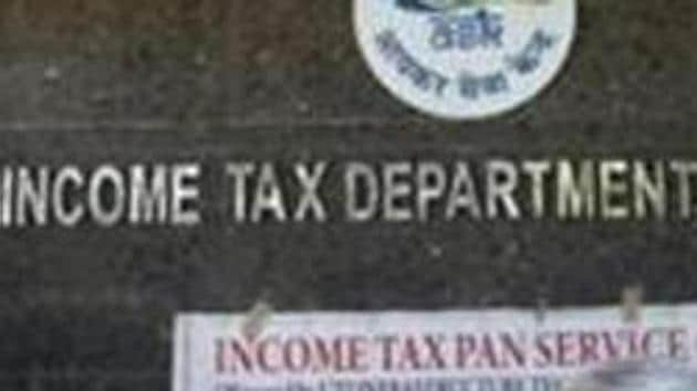 File photo: People stand in queue to file their IT returns outside Income Tax office at BKC, Bandra in Mumbai.(Hindustan Times)