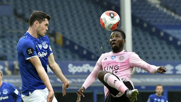 Leicester's Kelechi Iheanacho, right, tries to control the ball as Everton's Michael Keane.(AP)