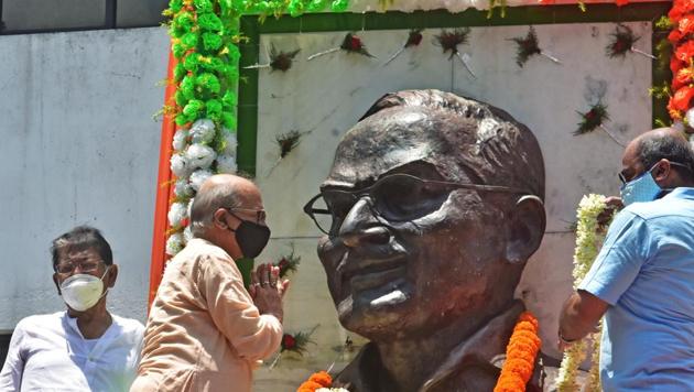 West Bengal Congress President Soumen Mitra (L), Congress MP Pradip Bhattacharya (M) and other leaders pay tribute to former chief minister of West Bengal Dr Bidhan Chandra Roy in Kolkata on Wednesday. (ANI) West Bengal Congress President Soumen Mitra (L), Congress MP Pradip Bhattacharya (M) and other leaders pay tribute to former chief minister of West Bengal Dr Bidhan Chandra Roy in Kolkata on Wednesday. (ANI)