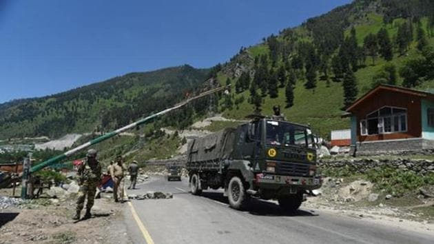 An Indian Army convoy crosses a checkpost in Gagangeer along a highway leading to Ladakh, in Ganderbal, Jammu and Kashmir,(Waseem Andrabi / HT File Photo)